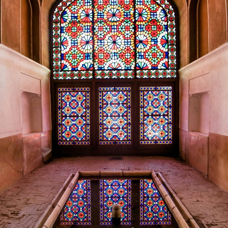 پنجره مشبک در باغ دولت‌آباد